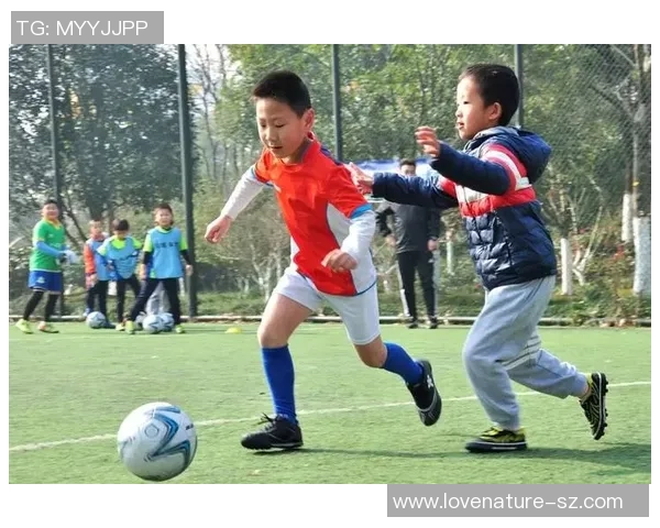 足球喷枪的魅力与技术解析让你领略足球训练的新方式与乐趣